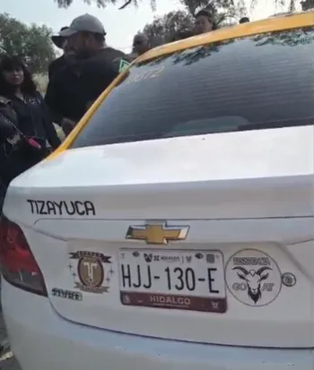 Padres de familia increpan a taxista por presuntamente aventar su unidad contra desfile de menores en Tizayuca