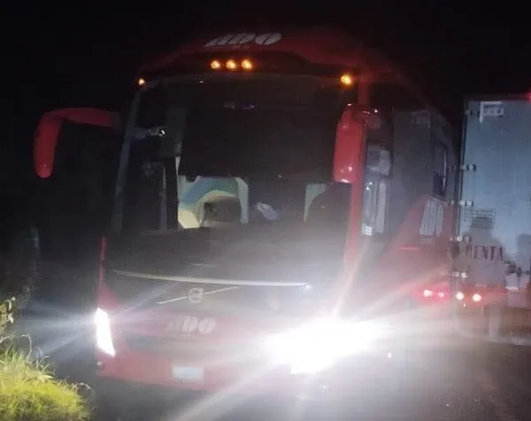 Choque entre autopus y trailer en la México-Tampico