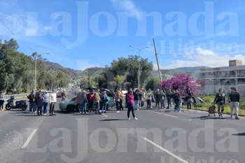 Padres de familia bloquean la carretera Pachuca-Tulancingo durante una protesta.