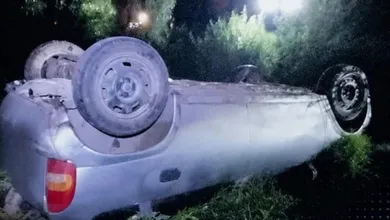Automóvil volcado sobre la carretera Mixquiahuala-Progresotras accidente.