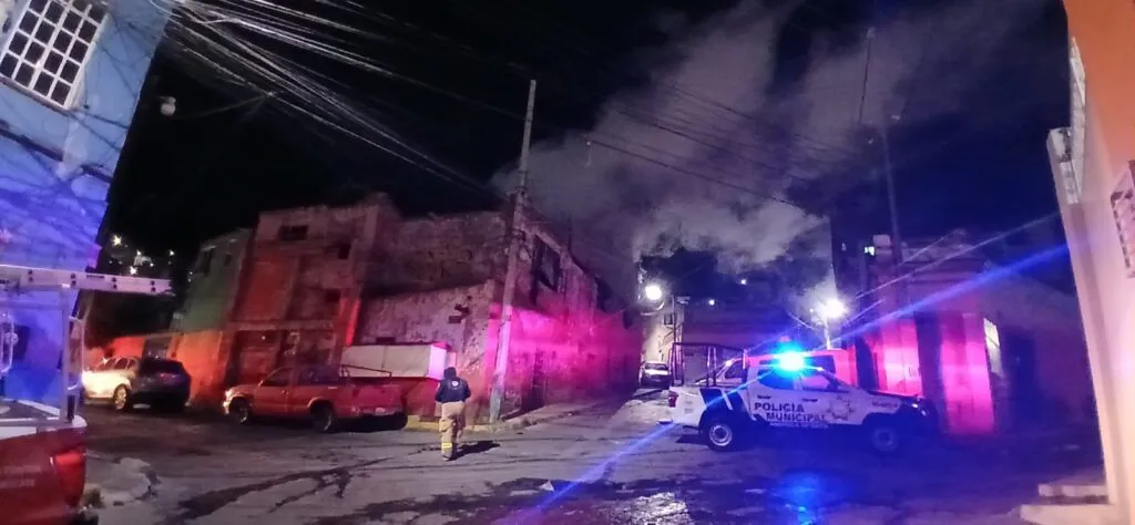 Fuego consume casa en Pachuca