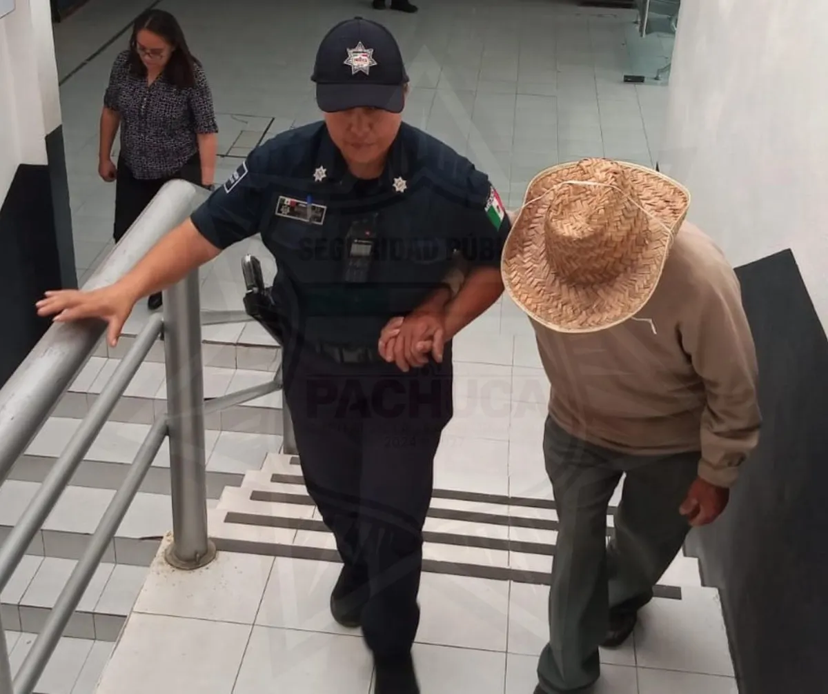 Abuelito se pierde en Pachuca y es resguardado por policías municipales