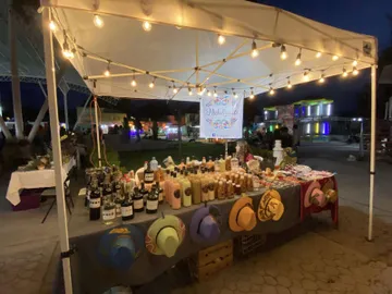 Productores, artesanos y artistas locales celebran el amor y amistad