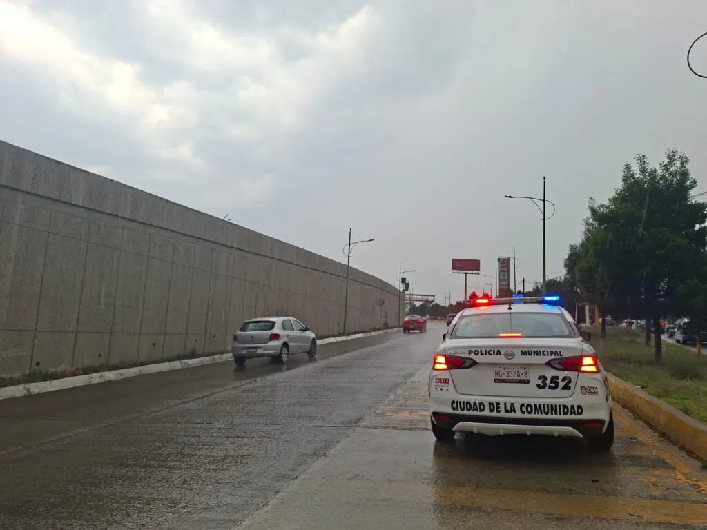 Lluvias provocan tráfico severo y operativo preventivo en Mineral de la Reforma