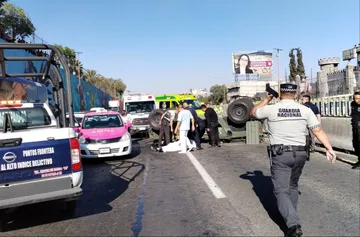 Autopista México-Pachuca: vuelca camioneta de Sedena; un militar muerto