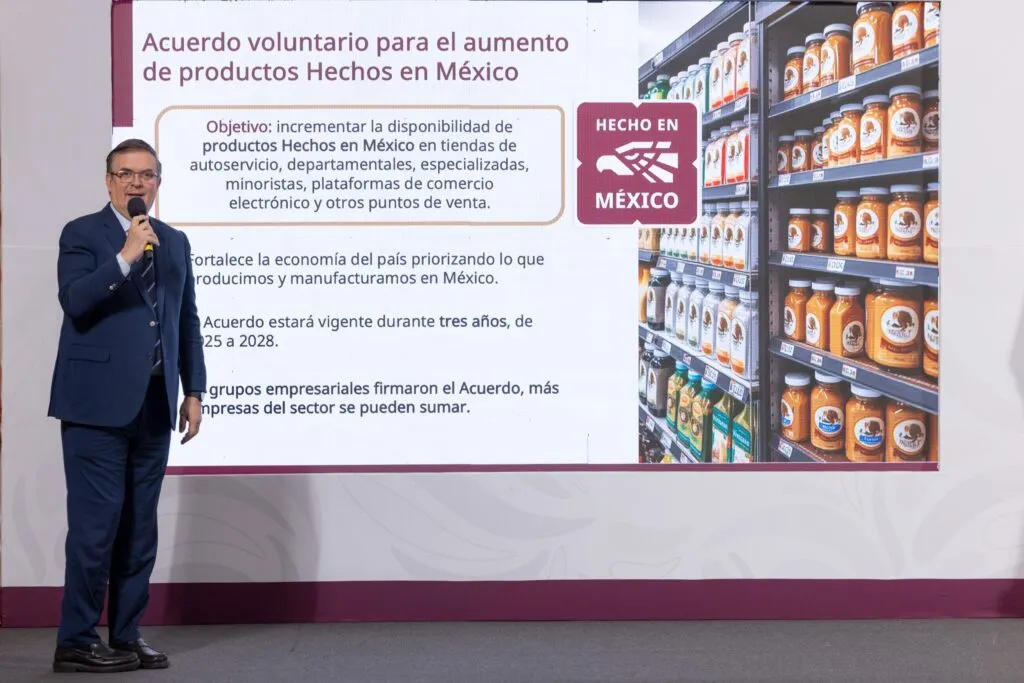 Claudia Sheinbaum firma acuerdo para aumentar productos hechos en México en tiendas y generar 400 mil empleos