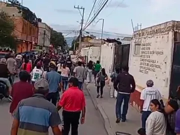 Vecinos de Mixquiahuala irrumpen en presunta casa de delincuentes y queman objetos tras ola de robos
