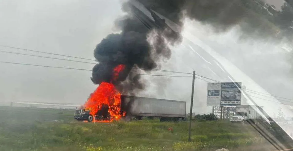 Tractocamión se incendia en la carretera México-Pachuca; esto sabemos