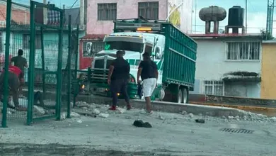 Camión de carga involucrado en un atropellamiento en Mineral de la Reforma.
