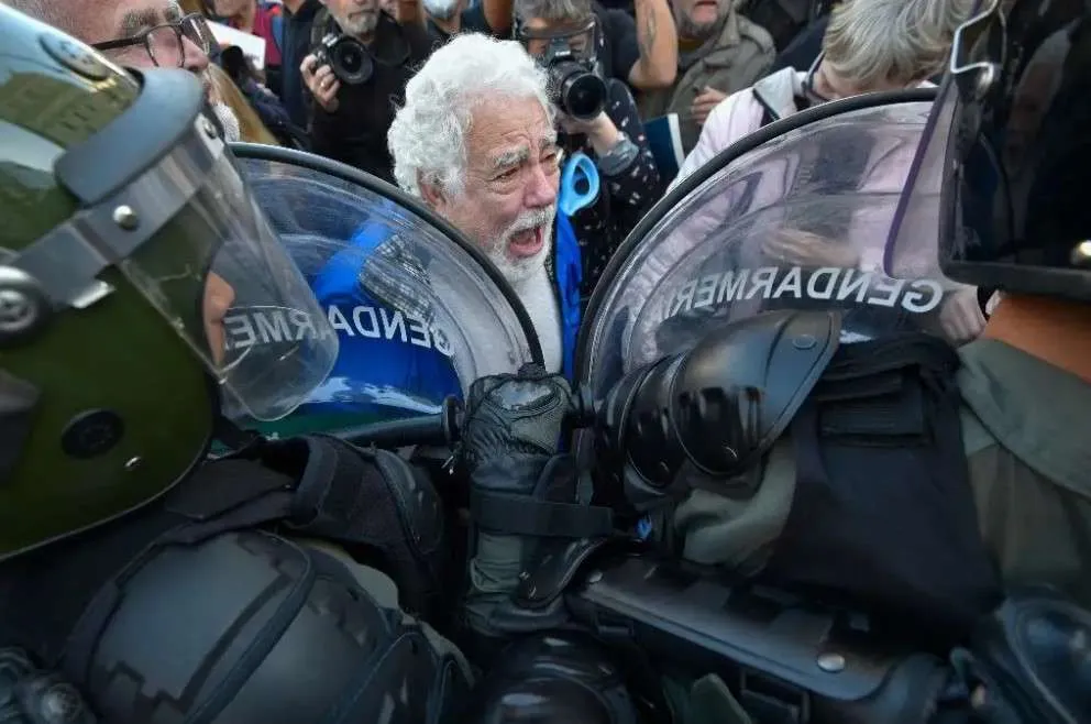 Reprime la policía nueva protesta de jubilados en Buenos Aires