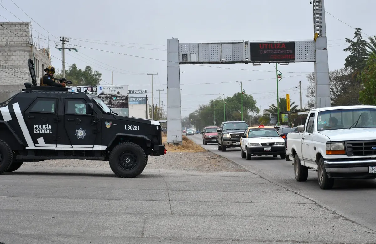 Incendios de autos generan movilización en Hidalgo; autoridades aseguran que no hay carreteras cerradas.