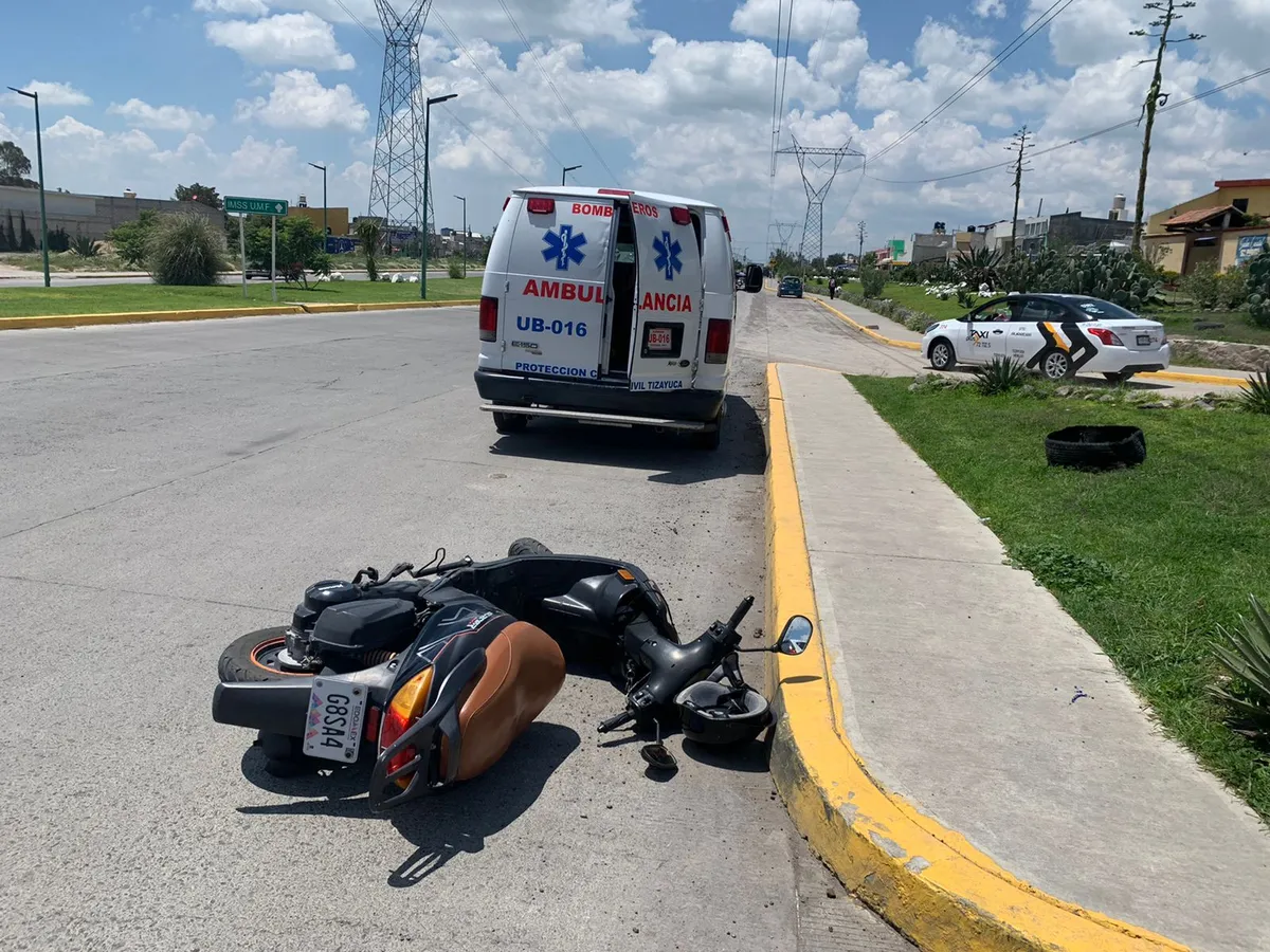Accidente entre moto y auto deja  2 lesionados  en Tizayuca