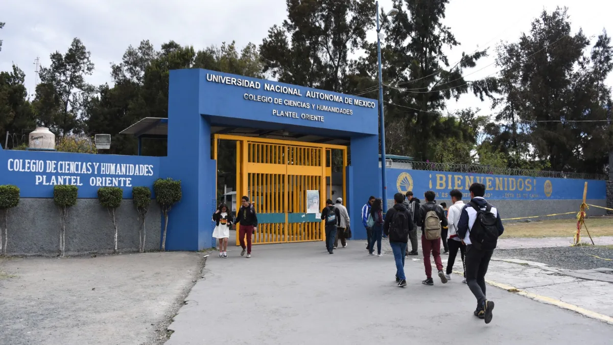 Una estudiante de CCH Oriente fue agredida sexualmente y apuñalada cerca del plantel; alumnos entraron en paro y piden mayor seguridad.