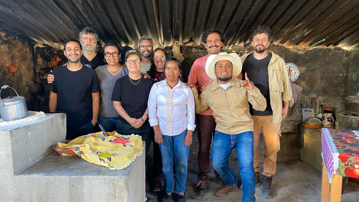 Israel Ñonthe cocina tradicional hñähñu en serie de El Gourmet.