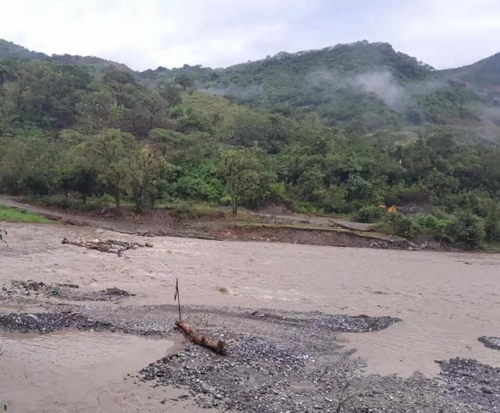 Colapsa puente provisional en Huehuetla, comunidades quedan incomunicadas