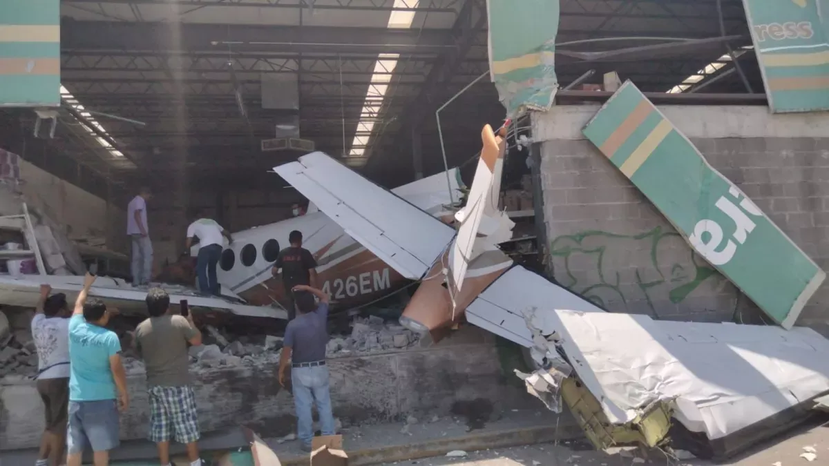 Avioneta se estrella en Bodega Aurrerá de Temixco, Morelos