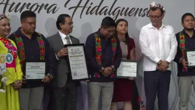 trío huasteco de Hidalgo recibe máxima distinción por llevar el huapango a Europa y América