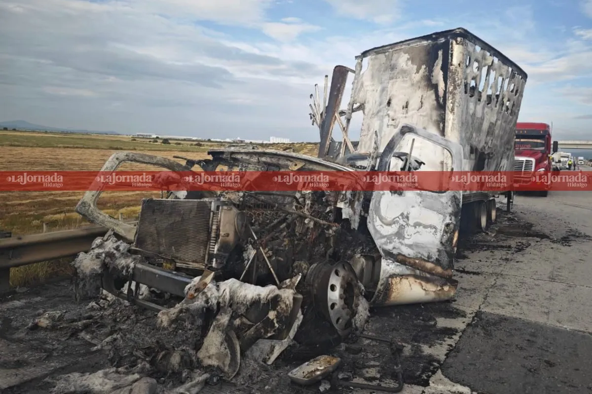 Camión tipo torton incendiado sobre el Arco Norte