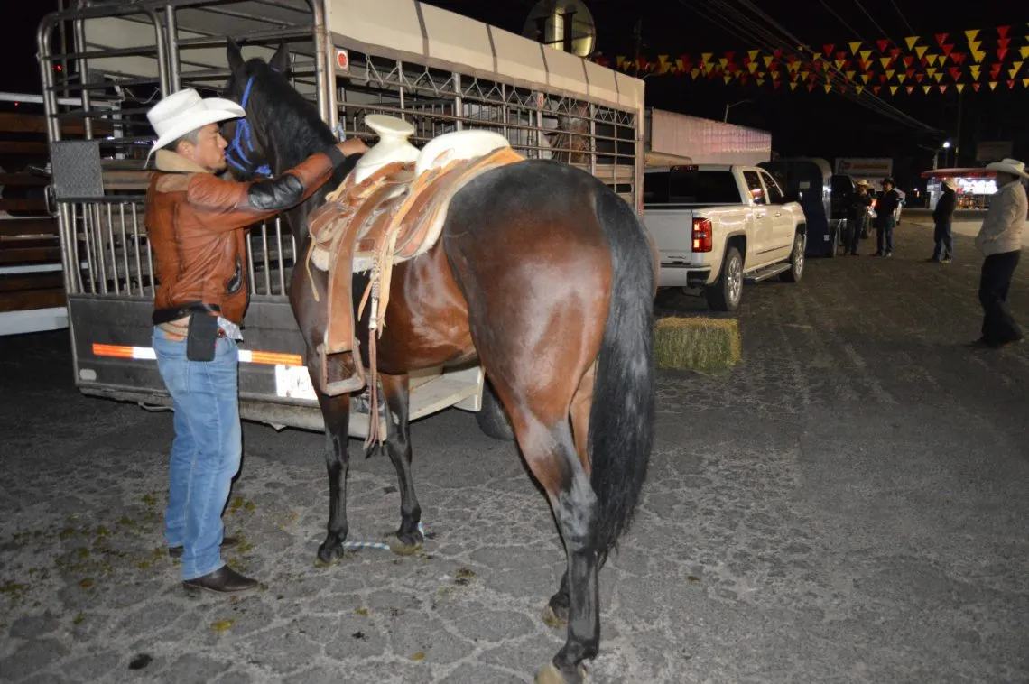 Charros y cabalgantes hidalguenses participan en el desfile del 20 de noviembre en CDMX