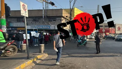 Mototaxistas bloquean Av. Pantitlán en Neza para denunciar extorsiones y pedir apoyo de autoridades ante amenazas contra trabajadores.