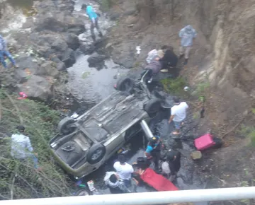 Cae automóvil de puente que cruza río de Prismas Basálticos