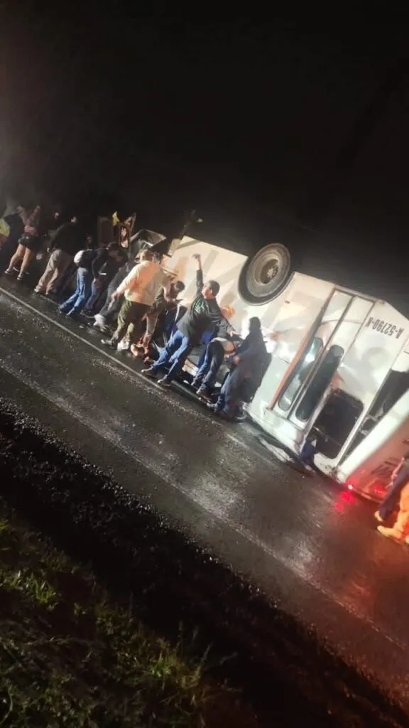 Camión de pasajeros vuelca en Atotonilco de Tula; reportan varios lesionados