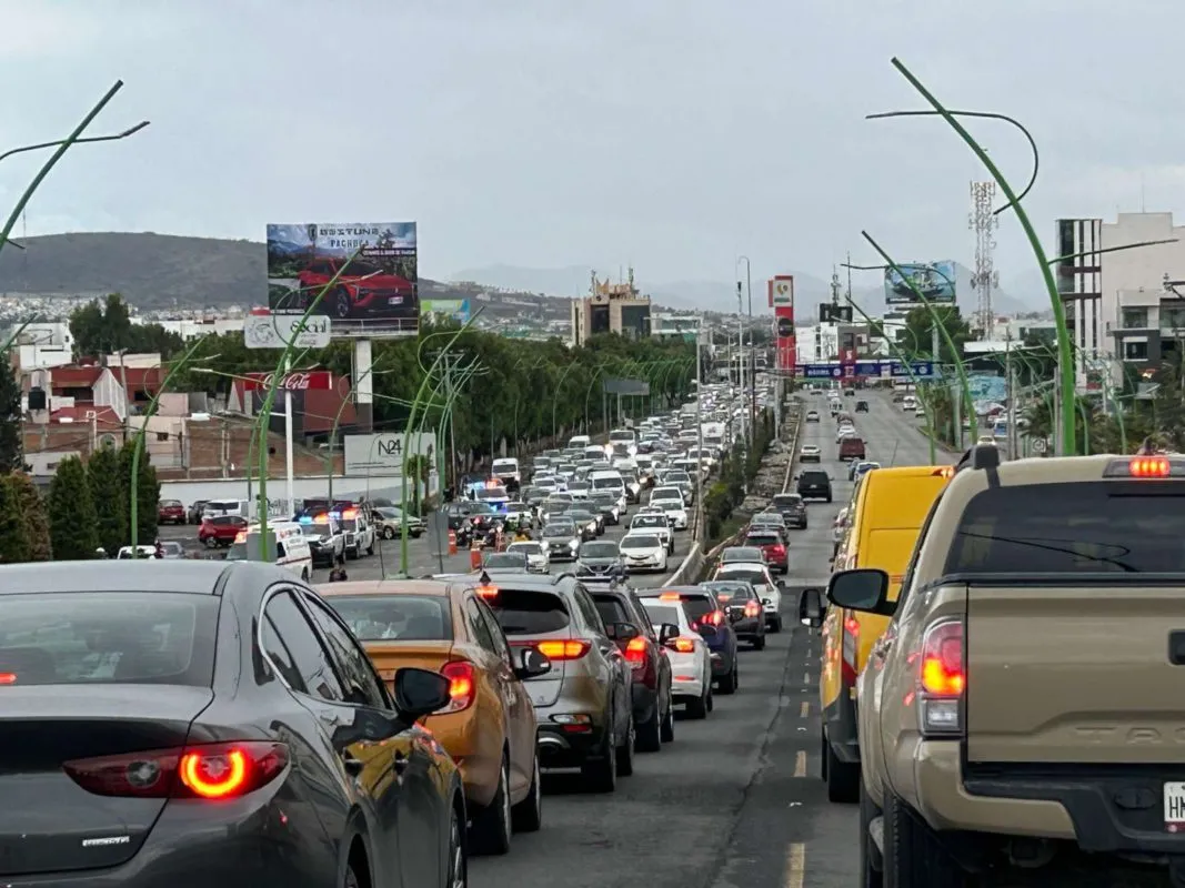 Camioneta vuelca sobre bulevar Colosio de Pachuca, hay una persona fallecida
