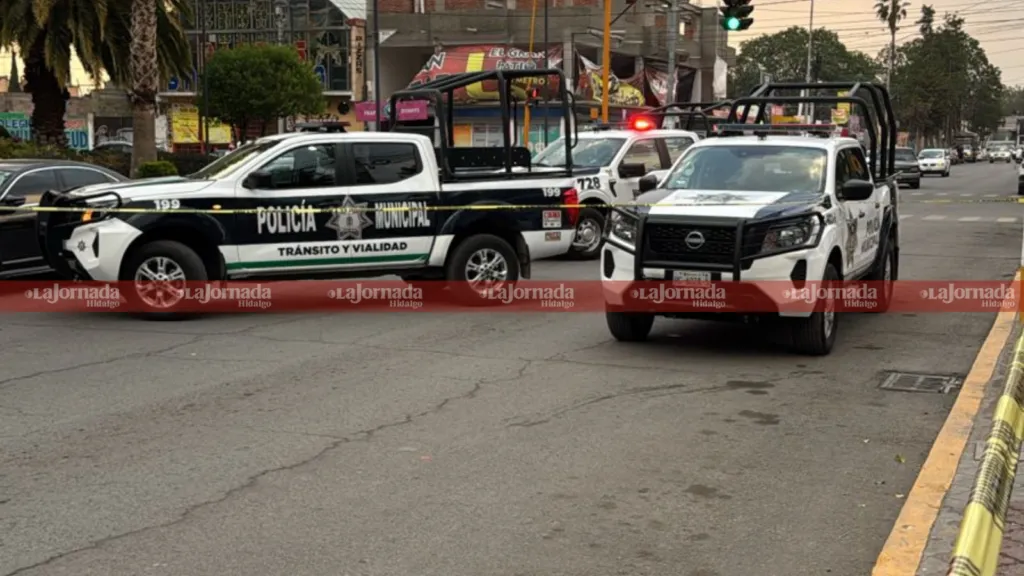 Patrulla y automóvil chocan frente a presidencia municipal de Tizayuca; oficial resulta lesionado