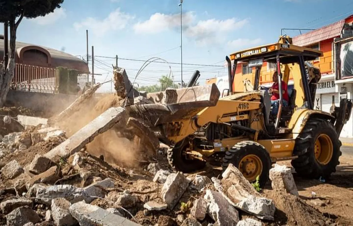 Santiago Tulantepec interviene pérgola y después expone maqueta ante inconformidad