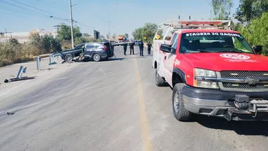 Servicios de emergencia atienden el accidente donde una mujer murió y un motociclista resultó herido en Atitalaquia.