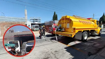 Bomberos combaten un incendio en un taller mecánico de Tulancingo.