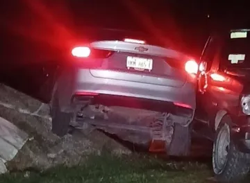 Mujer choca contra casa y camioneta en Atotonilco de Tula: presume influencias para evitar sanciones