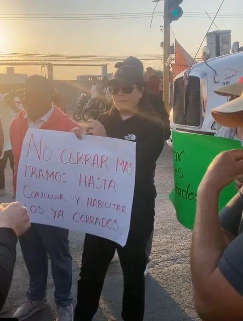 Vecinos de la zona sur de Pachuca bloquean bulevares por retraso de obras; policías estatales reprimen manifestación