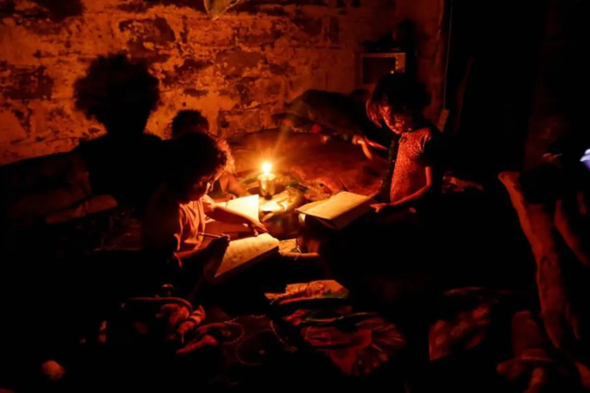 Más de 7 mil hogares siguen sin luz en Hidalgo, pero CFE ya desplegó helicópteros y plantas para restablecer el servicio.