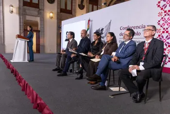 Sheinbaum plantea debate sobre redes sociales entre menores.