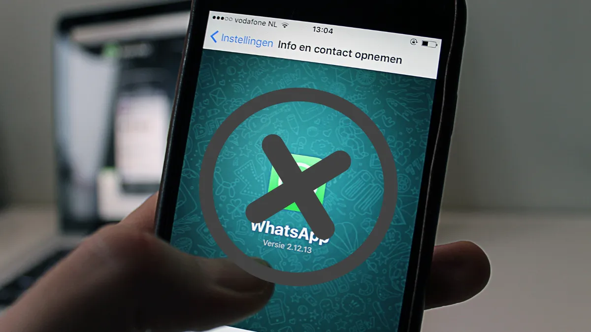 Celular mostrando el logo de WhatsApp en pantalla.