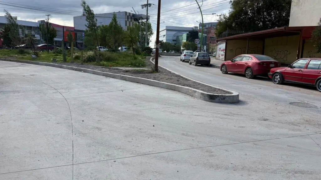 Pachuca: avanzan obras en El Palmar; reabren carril y construyen banquetas