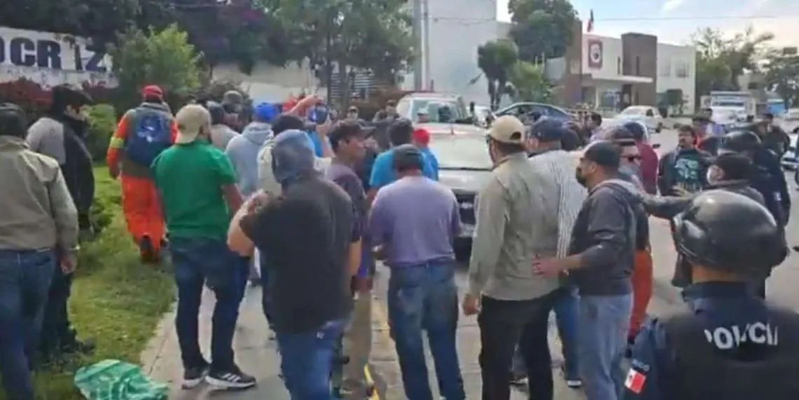 Cooperativa Cruz Azul: encapuchados retienen a 15 personas y destrozan camioneta