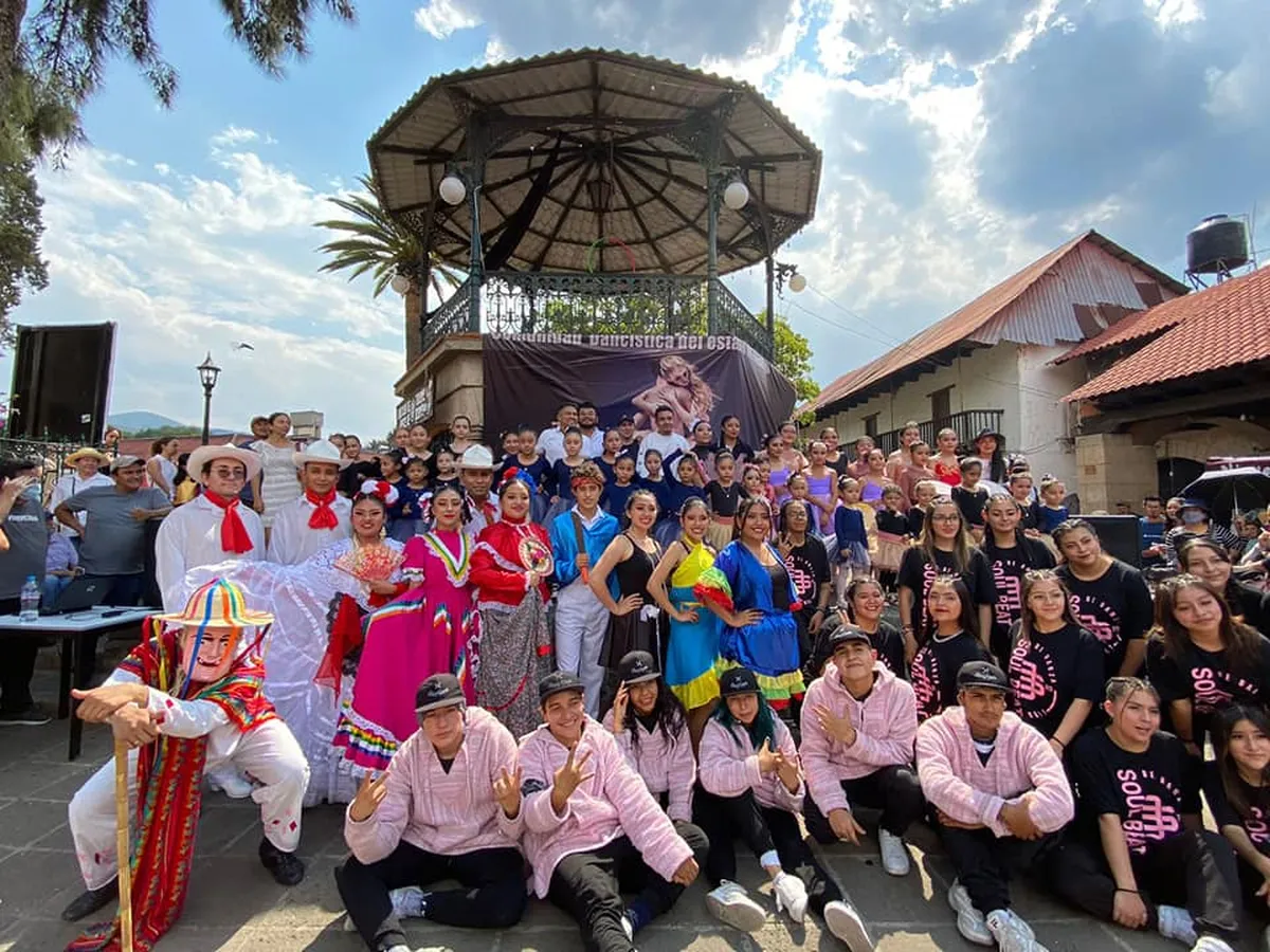 Participa en la rodada ciclista y danza en Mineral de la Reforma