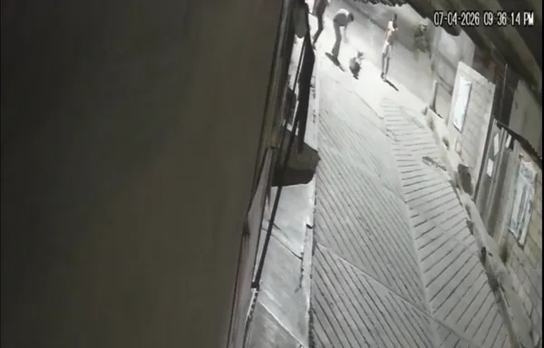 Un reclamo terminó en un ataque directo y todo quedó grabado. Un vecino fue golpeado frente a su casa en Mineral de la Reforma y el video ya circula