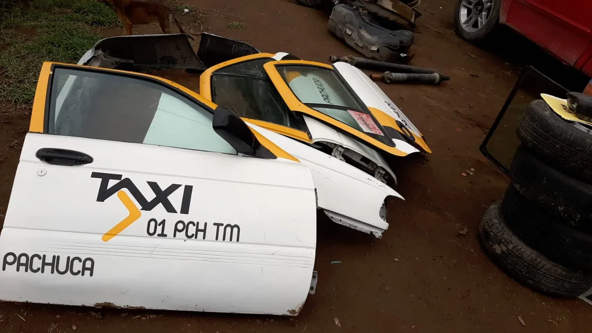 Hallan deshuesadero clandestino con autos robados en Epazoyucan