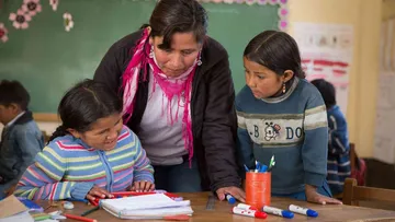 Estudiantes participan en actividades dentro de un aula.