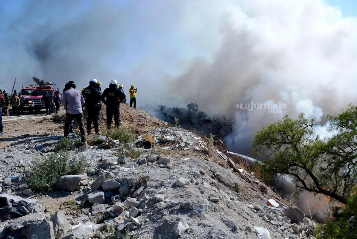Arde basurero clandestino en norponiente de Pachuca