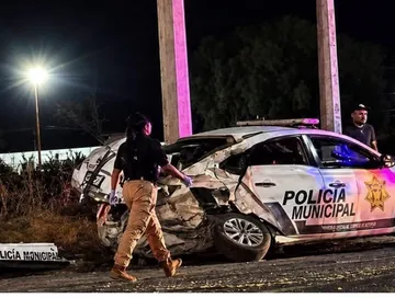 Patrulla de El Arenal queda destrozada tras fuerte choque con una camioneta; policías fueron llevados al hospital