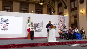 La bandera se izó a toda asta por primera vez en honor a las mujeres indígenas en su día, conmemoración encabezada por Sheinbaum.