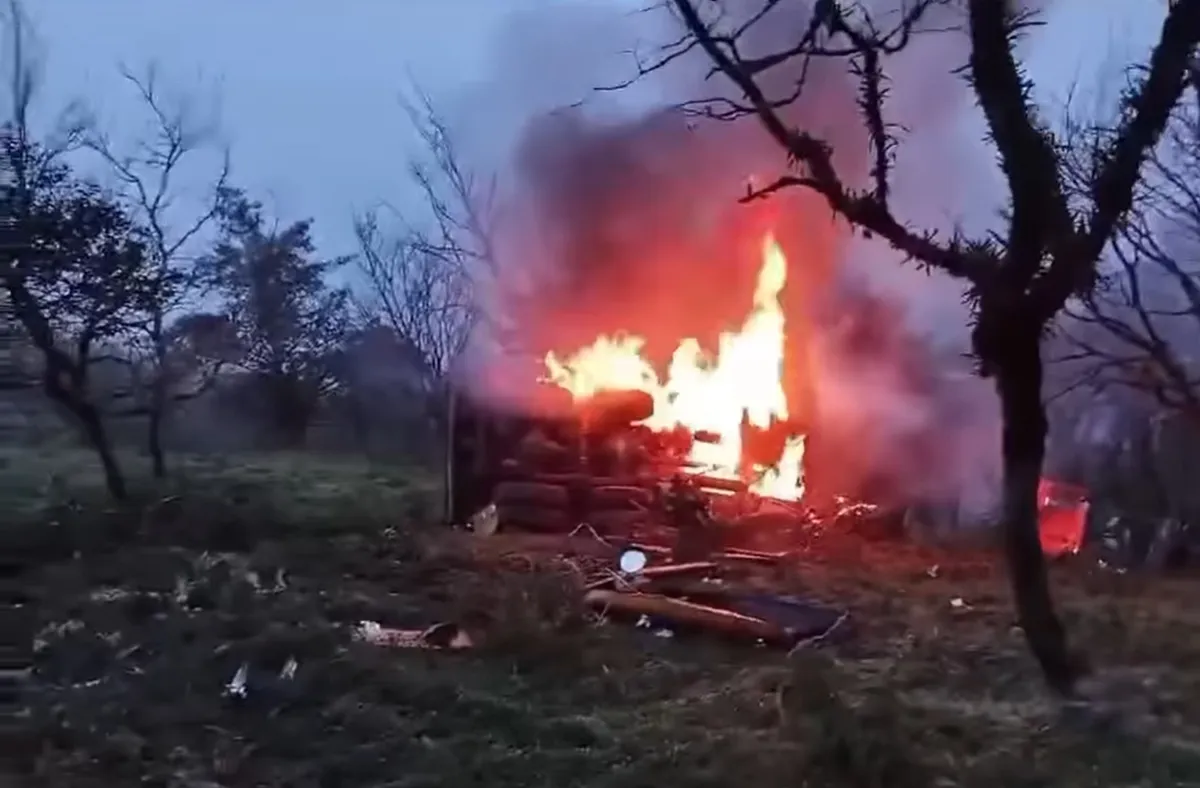 Camión vuelca y se incendia en Molango; reportan un herido |VIDEO