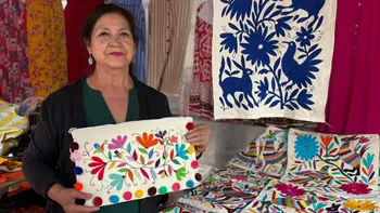 María de Lourdes Miranda lleva 23 años comercializando bordados de Tenango en Huasca.