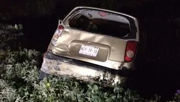 Auto particular vuelca sobre la carretera Pachuca-Ciudad Sahagún; esto sabemos