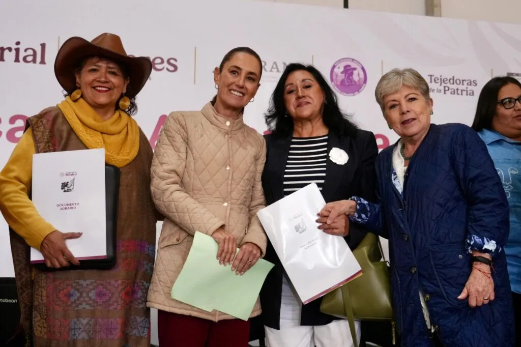 Sheinbaum entrega títulos agrarios a mujeres y fija meta nacional de 150 mil