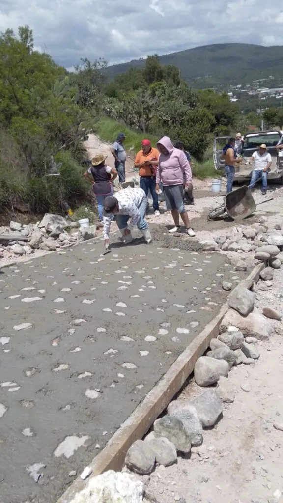 Vecinos de Tepeji bachean por cuenta propia ante abandono del gobierno municipal